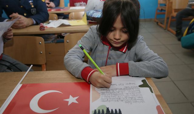 Rize'de Okuma Yazma Öğrenen Öğrenciler İlk Mektuplarını Mehmetçiğe Yazdı