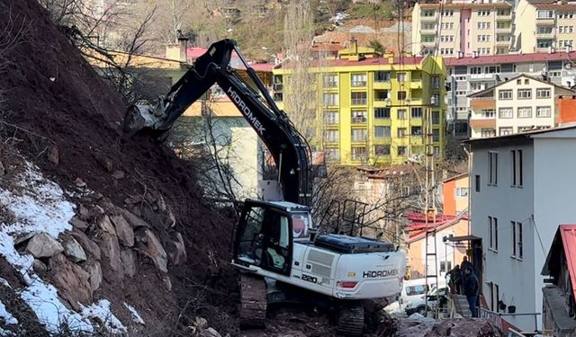 Heyelan Sonrası Ekipler Çalışmalarına Başladı