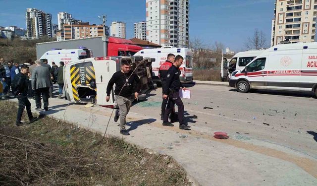 Öğrenci Servisi ile Hafif Ticari Araç Çarpıştı: 10 Yaralı