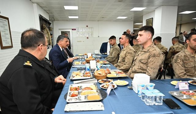 Oruçlarını Mehmetçikle Açtılar