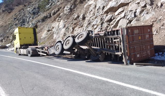 Tırın üzerindeki konteyner yola devrildi