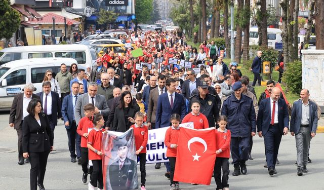 Arhavi'de 23 Nisan Kortej Yürüyüşü Gerçekleştirildi