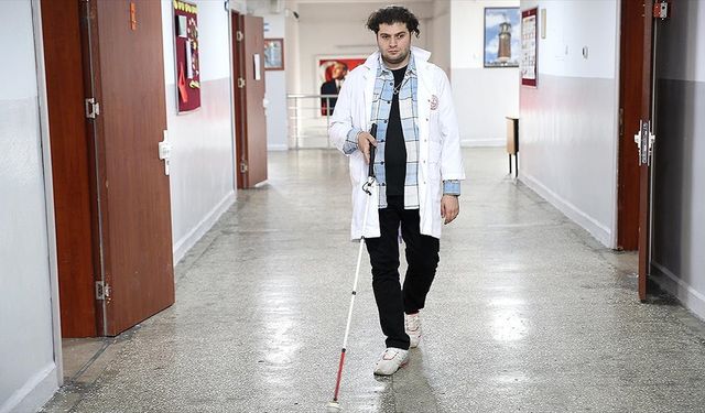 Yapay Zekanın Görüntü Betimleme Özelliği Görme Engelli Öğretmene Kolaylık Sağlıyor