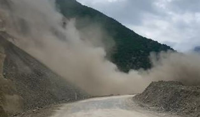 Artvin Şavşat Karayolu’nda Heyelan Anı Kamerada