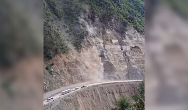 Artvin Şavşat Karayolu’nda Bir Günde 3. Heyelan: Yol Ulaşıma Kapandı