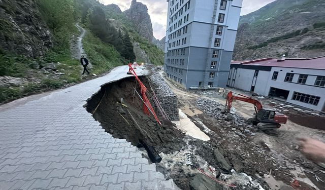 Yol Çöktü Kablolar Hasar Aldı