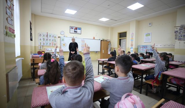Öğretmenlerin il içi isteğe bağlı yer değiştirme başvuruları 12 Mayıs'ta başlıyor
