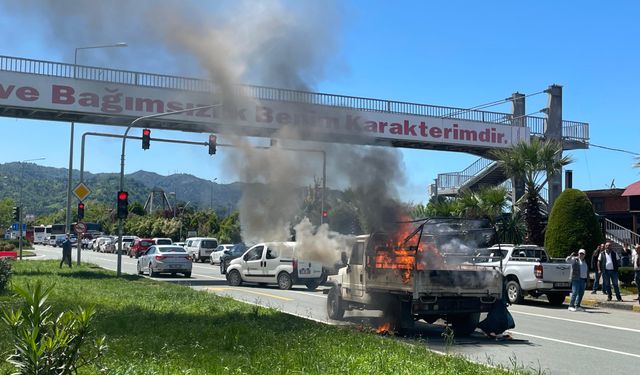 Hopa’da Seyir Halindeki Araç Alev Aldı