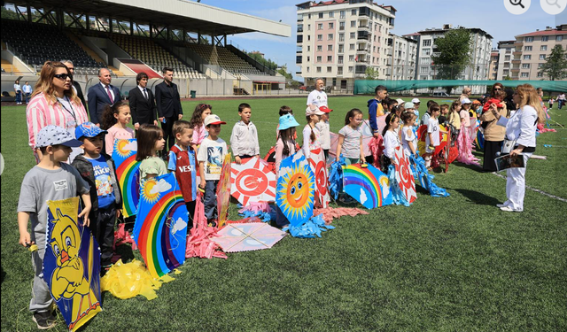 Arhavi’de Uçurtmalar Gökyüzünü Şenlendirdi