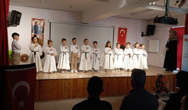 Miniklerden Mezuniyet Sevinci