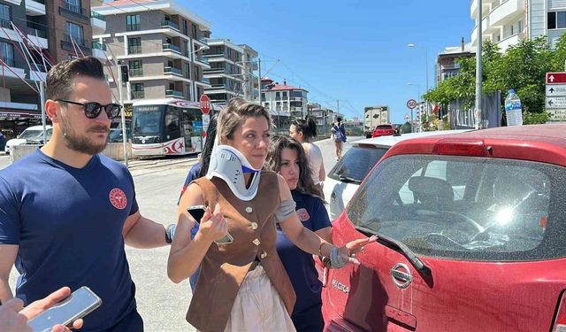 Cadde birleşiminde otomobiller çarpıştı: 1 yaralı