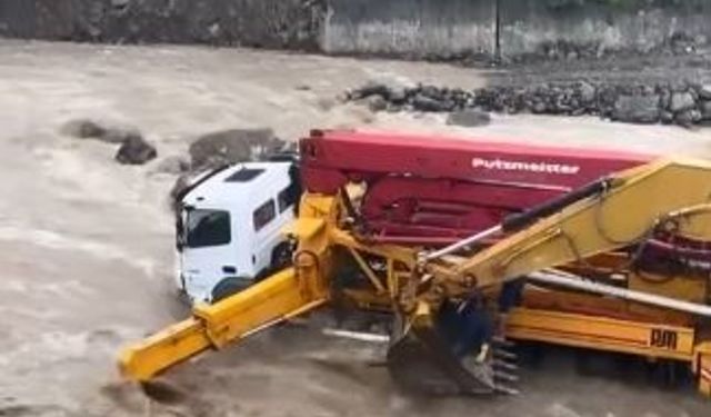 İş Makineleri Bir Anda Yükselen Dere Sularının Ortasında Kaldı