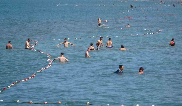 Onlarca Boğulma Vakasına Müdahale Eden Profesör Uyardı: "Deniz keyfiniz faciaya dönüşmesin"