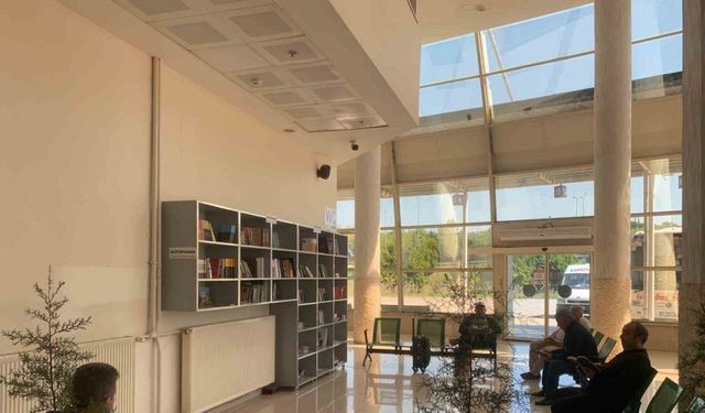 Ordu’da otobüs bekleyenler, kitap okuyarak vakit geçiriyor