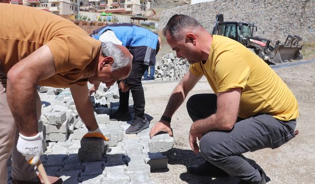 Sancak Mahallesi’nde Kilit Parke Çalışması