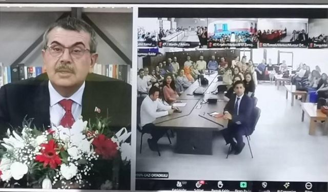 Bakan Tekin Gazi Ortaokulu’na Canlı Bağlandı