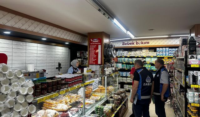 Borçka Zabıtasından Marketlere Sıkı Denetim