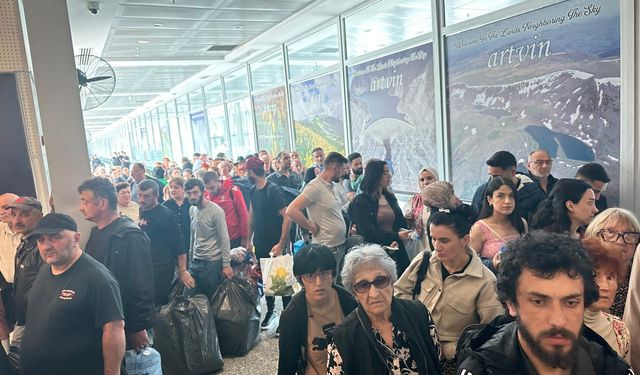 Sarp Sınır Kapısı’nda Bayram Yoğunluğu Erken Başladı