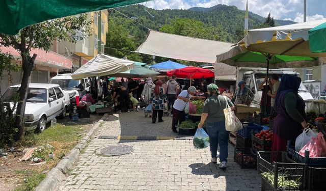 Şavşat Pazarı Kalabalık Ama Cüzdanlar Boş