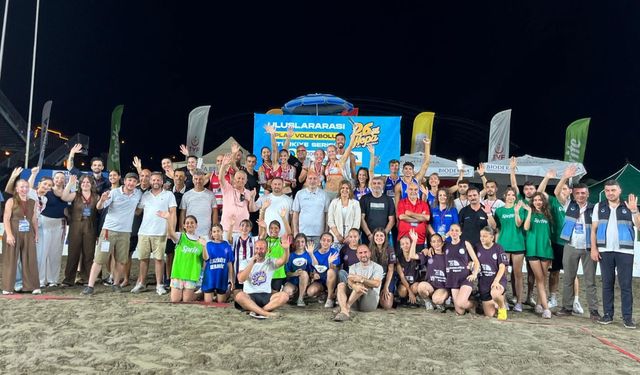 Plaj Voleybolu Turnuvası Coşkuyla Tamamlandı