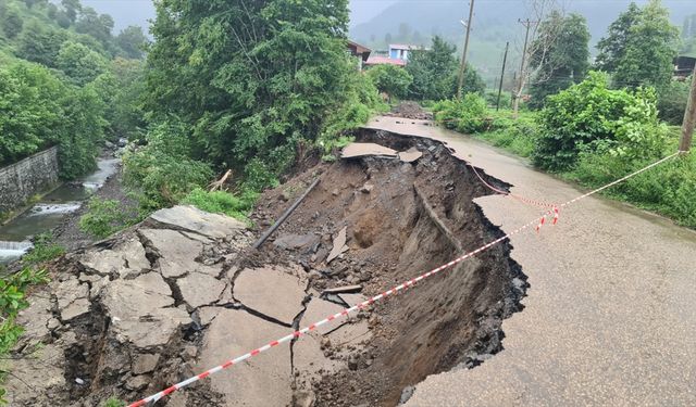 Heyelan Nedeniyle 2 Köy Yolu Ulaşıma Kapandı
