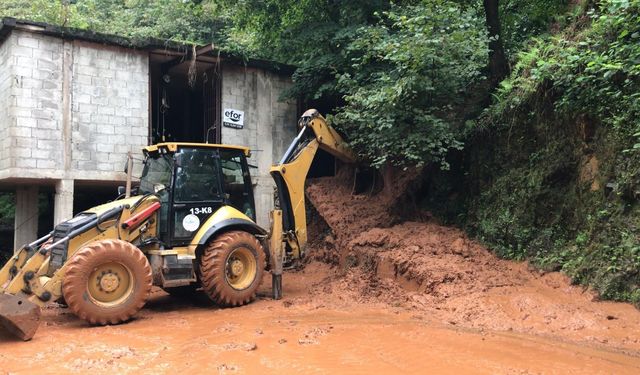 Rize'nin Bazı İlçelerinde Heyelanlar Meydana Geldi