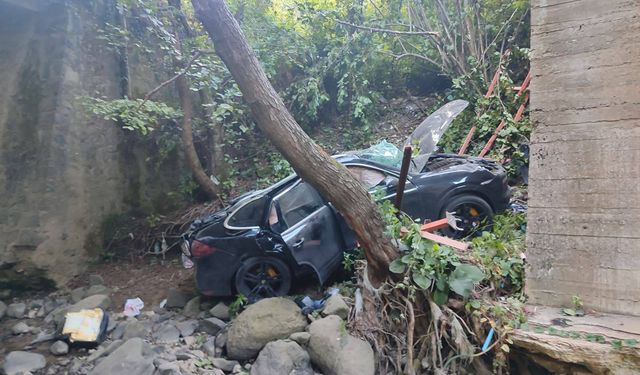 Samsun'da Köprüden Düşen Otomobildeki Çocuk Öldü, 3 Kişi Yaralandı