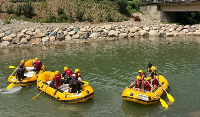 Trabzon'da şehit aileleri ve gaziler rafting heyecanı yaşadı