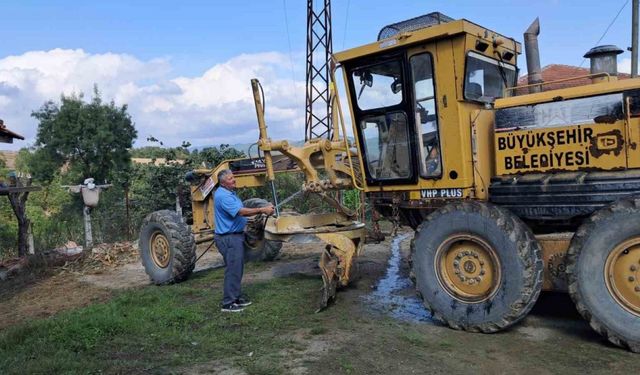 Muhtar, yol çalışması yapan iş makinesini kendi elleriyle yıkadı