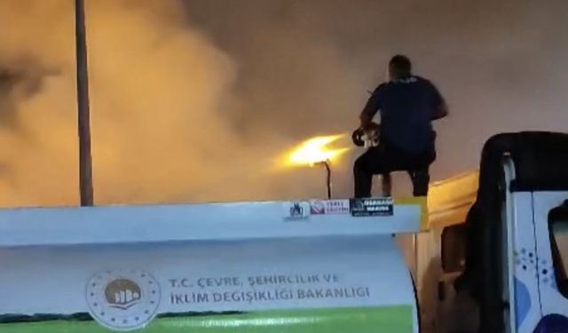 Polis yanan kamyonu sulama tankeriyle söndürdü