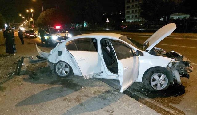 Samsun’da Ağaca Çarpan Otomobil Hurdaya Döndü: 1 Yaralı
