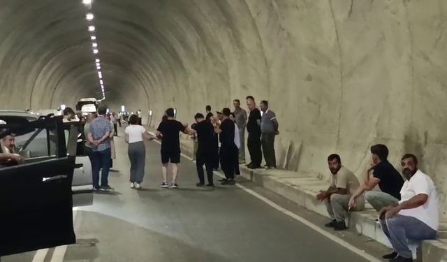Uluslararası yol saatlerce kapandı: Vatandaşlar tepkili