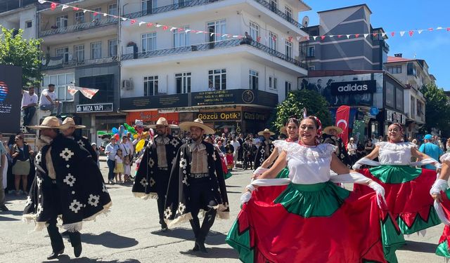 Arhavi Sokaklarında Halk Dansları Şöleni