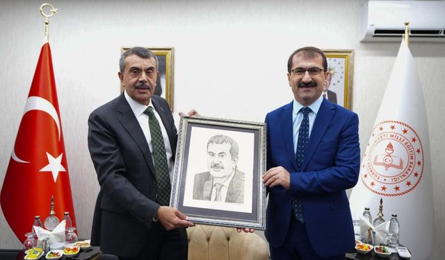 Bakan Tekin’e Anlamlı Hediye