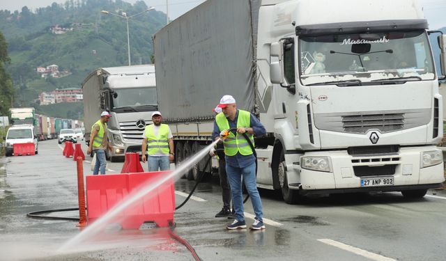 Başkan Uluslararası Karayolunu Elleriyle Temizledi