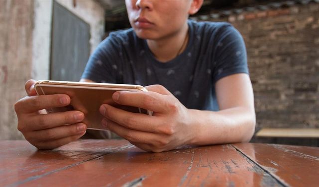 Kontrolsüz sosyal medya kullanımı ve şiddet içerikli oyunlar ergenleri tehdit ediyor