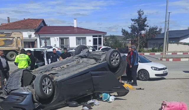 Samsun'da devrilen otomobildeki 3 kişi yaralandı