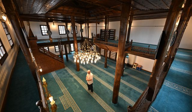 Trabzon'un yüzlerce yıllık camileri taş ve ahşap sanatının zengin örneklerini sergiliyor