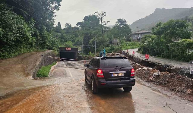 Arhavi’de Heyelan Riski Nedeniyle Tünel Trafiğe Kapatıldı