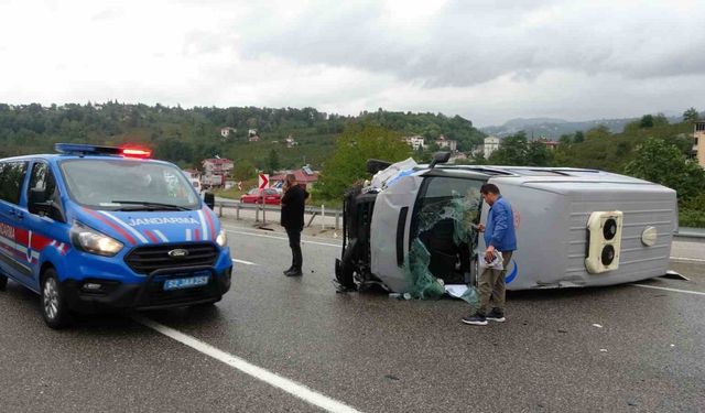 Ordu’da hasta nakil aracı devrildi: 1 yaralı