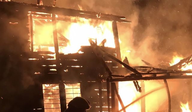 Ordu’da yangın korkuttu: 2 katlı ev kullanılamaz hale geldi