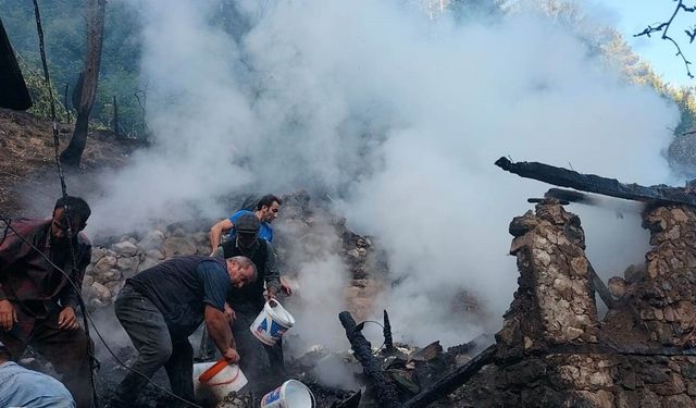 Yusufeli’de Yangın: Ev, Ahır ve Samanlık Kül Oldu