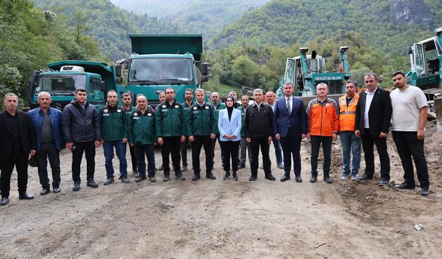 Heyelan Bölgesinde İncelemelerde Bulundu