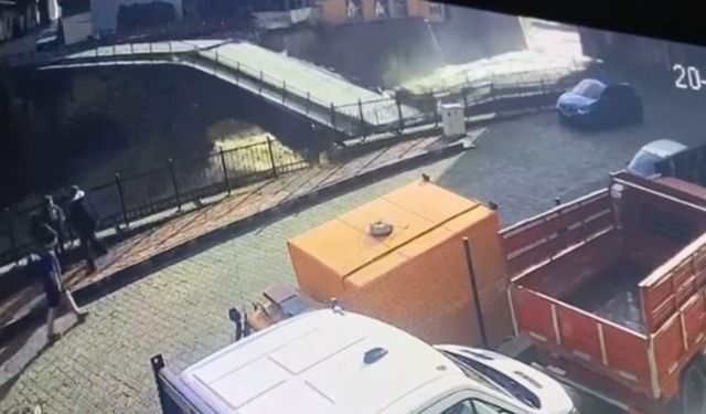 Borçka’da Selde Tarihi Köprünün Yıkılma Anı Kamerada