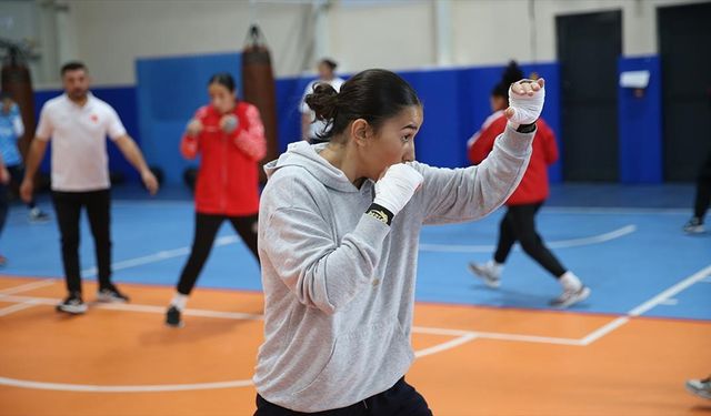 15 yaş altı milli sporcular Türk kadın boksuna güç vermek için yumruk sallıyor