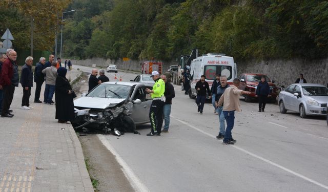 Kastamonu'da iki otomobilin çarpıştığı kazada 4 kişi yaralandı