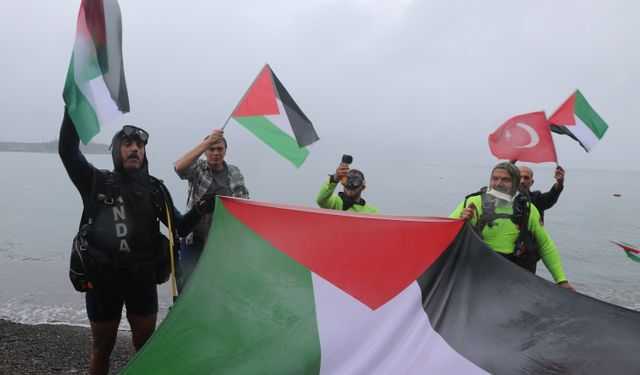 Rize'de arama kurtarma derneği üyeleri su altında Türk ve Filistin bayrakları açtı