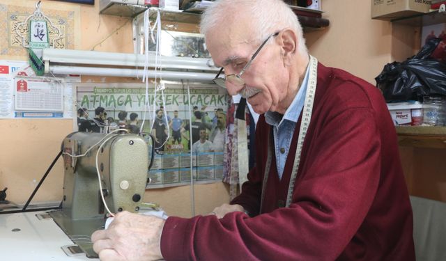 Rize'de 'Yılın Ahisi' seçilen terzi, 62 yıldır mesleğini sürdürüyor