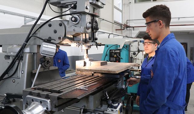 Sektör içi okul, sektöre entegre okul, bölge okul ve ihtisaslaşmış meslek liseleri yaygınlaştırılacak