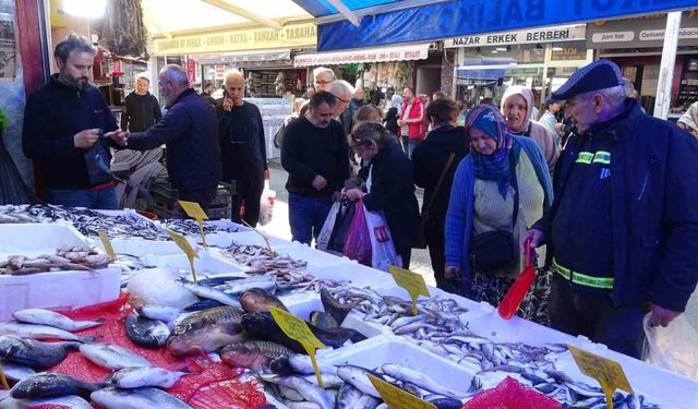Hamsini kilosu 300 TL’den 100 TL’ye düştü: Kapış kapış gitti